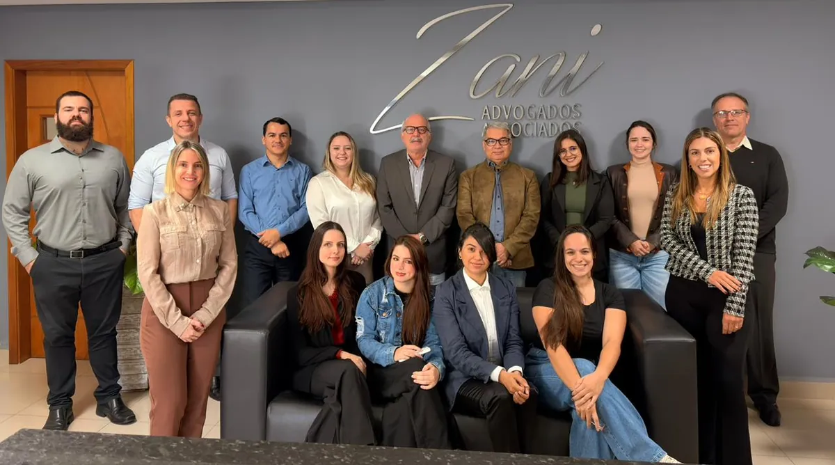 Equipe do Zani Advogados Associados reunida na sede do escritório