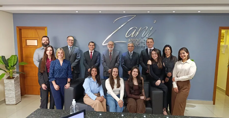 Equipe do Zani Advogados Associados reunida na sede do escritório